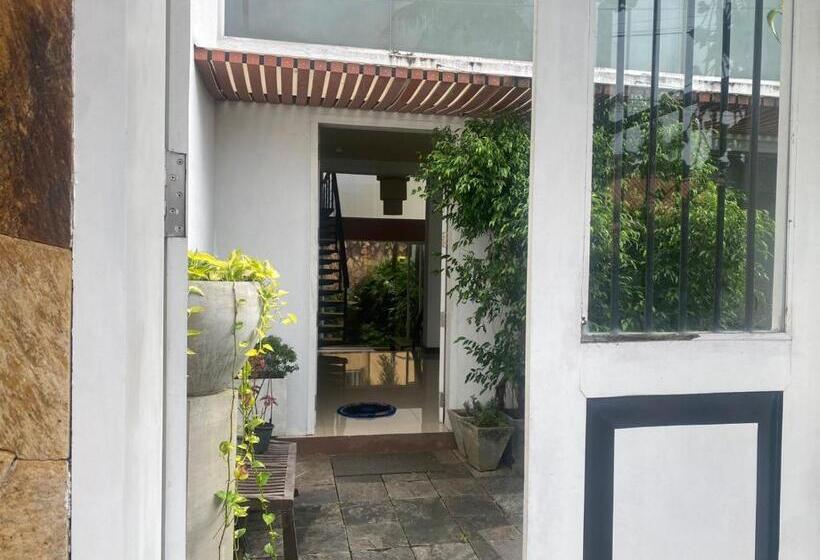 צימר Priyajeewaka Luxury Resort & Nursing Care