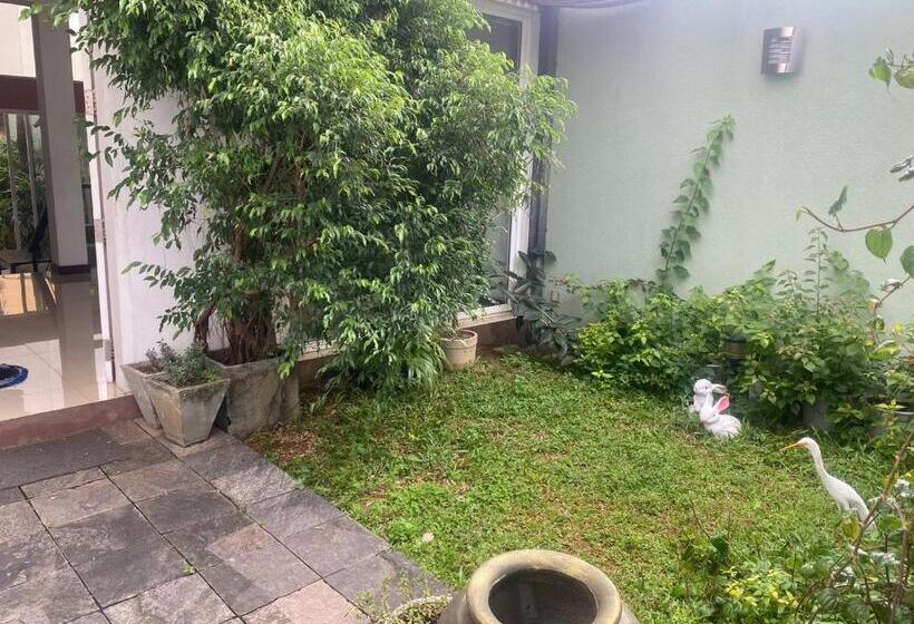 צימר Priyajeewaka Luxury Resort & Nursing Care