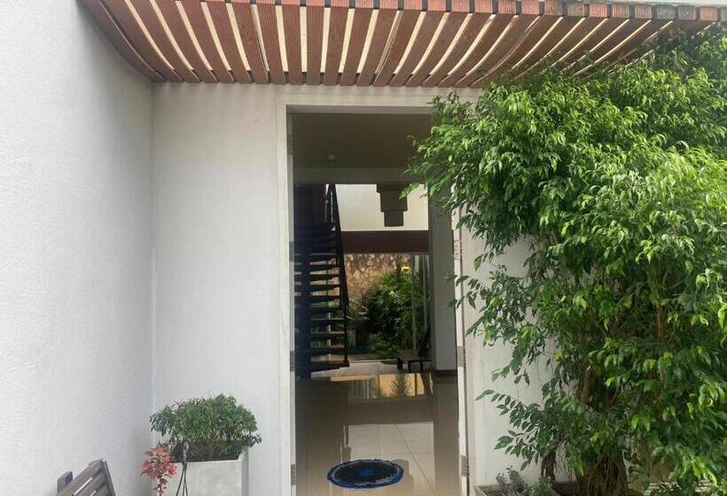 צימר Priyajeewaka Luxury Resort & Nursing Care