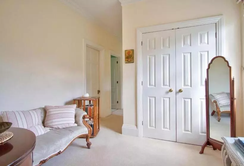 ベッドアンドブレックファースト West Compton Manor