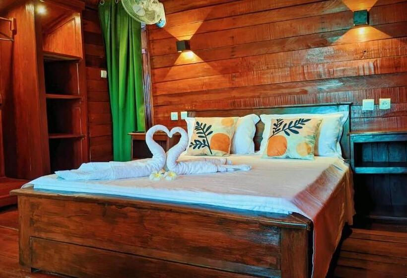 هتل Ampazôny Oasis Lodge