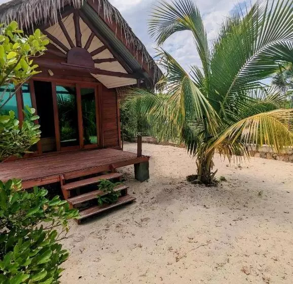 هتل Ampazôny Oasis Lodge