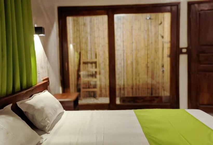 هتل Ampazôny Oasis Lodge