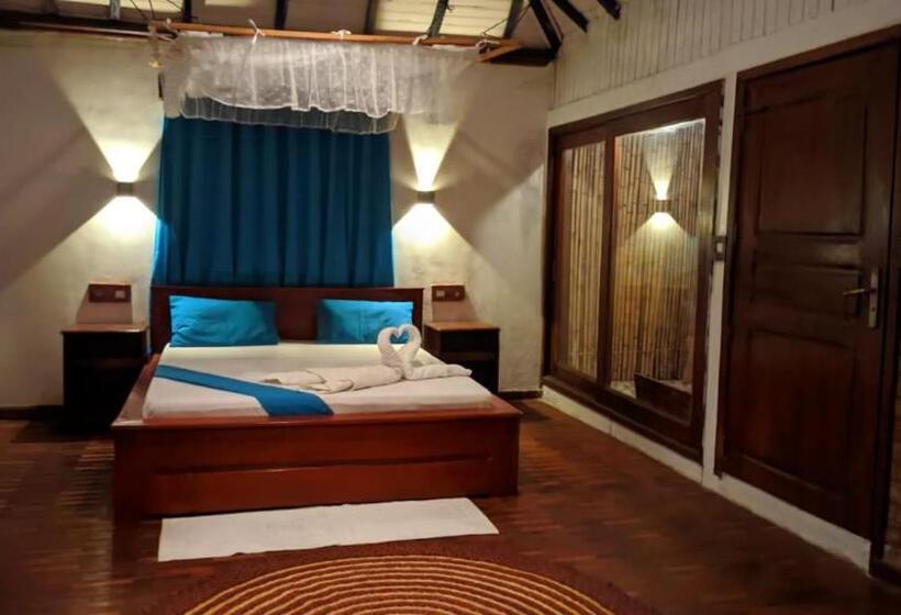 هتل Ampazôny Oasis Lodge