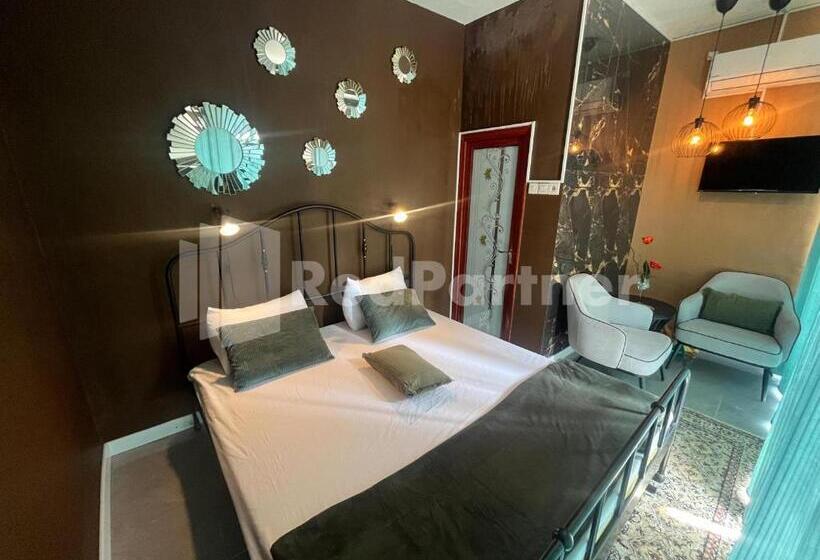 ホテル Villa Layar Selorejo Redpartner