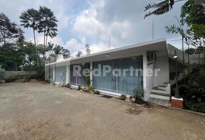 ホテル Villa Layar Selorejo Redpartner