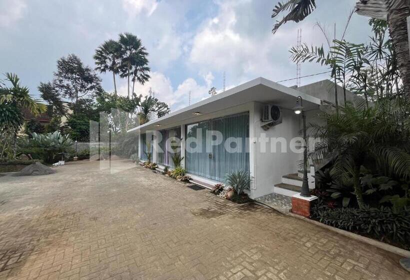 ホテル Villa Layar Selorejo Redpartner