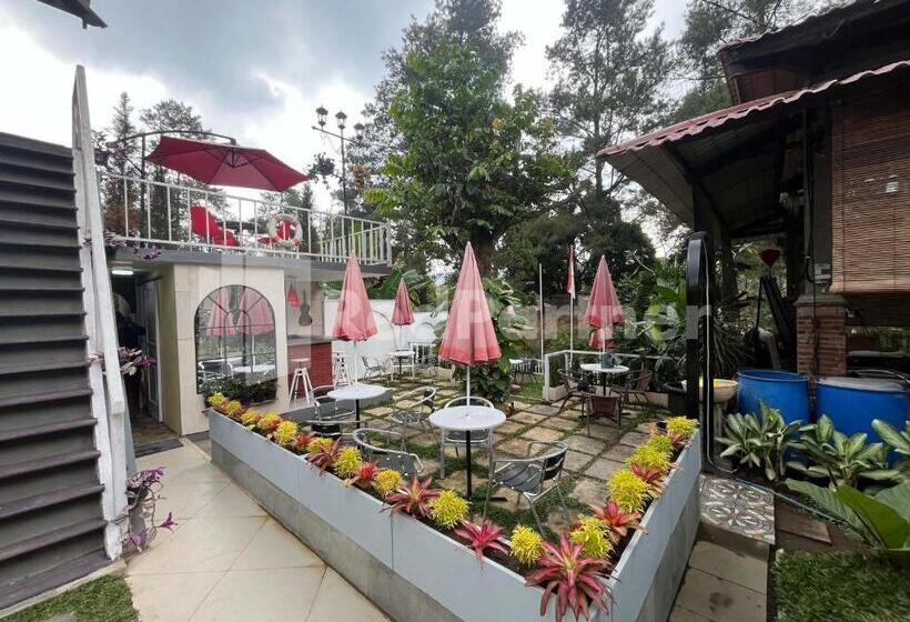 ホテル Villa Layar Selorejo Redpartner