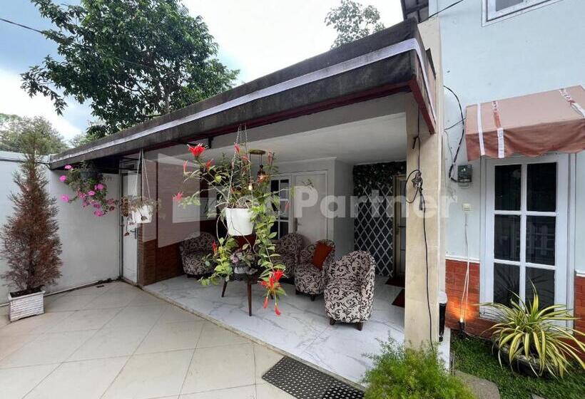 ホテル Villa Layar Selorejo Redpartner