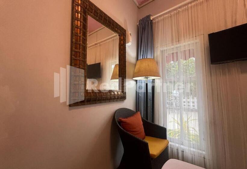 ホテル Villa Layar Selorejo Redpartner