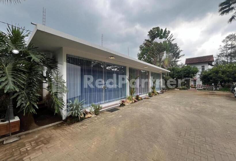 ホテル Villa Layar Selorejo Redpartner