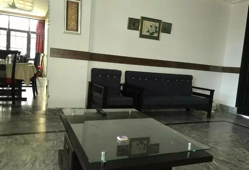 پانسیون Swat Hilltop Resort