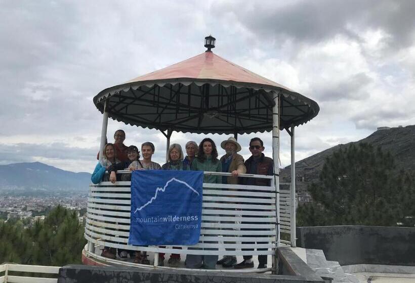 پانسیون Swat Hilltop Resort