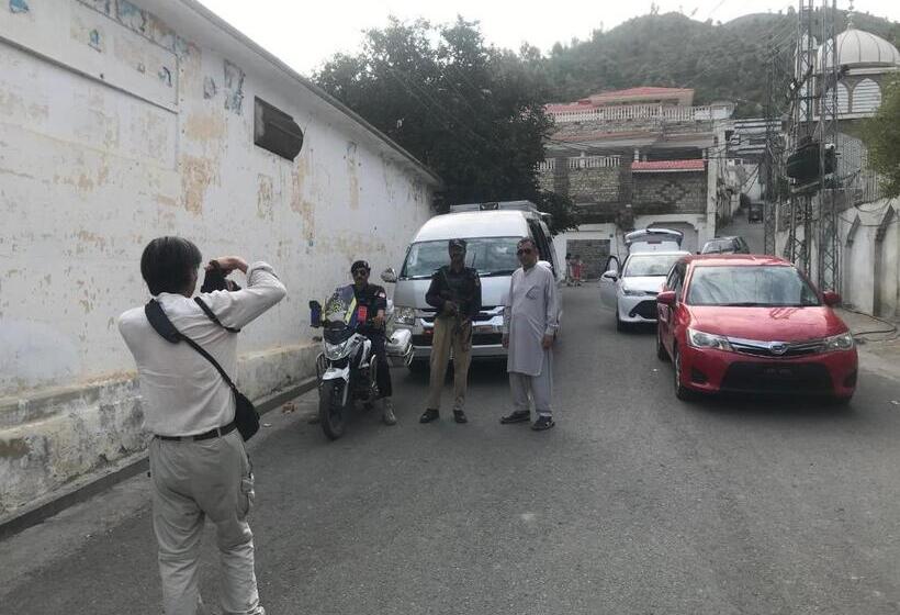 پانسیون Swat Hilltop Resort