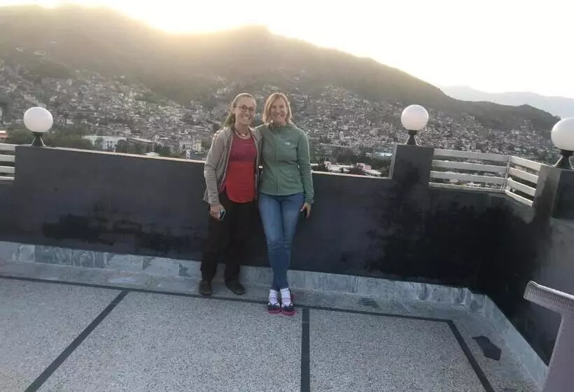 پانسیون Swat Hilltop Resort