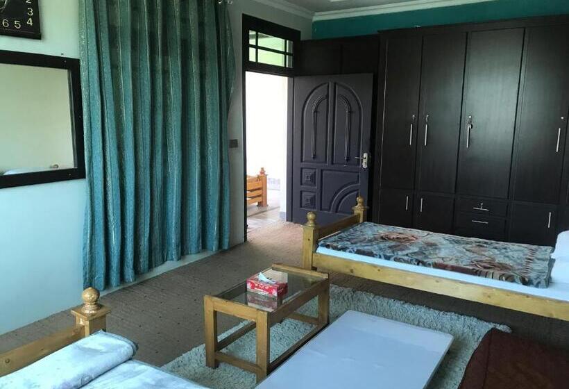 پانسیون Swat Hilltop Resort