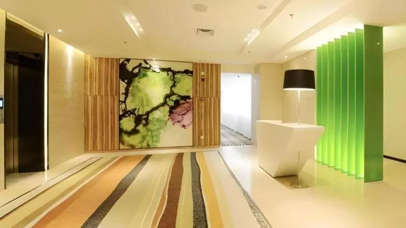 Echeng Hotel Qinzhou Bay Plaza East High Speed Railway Station