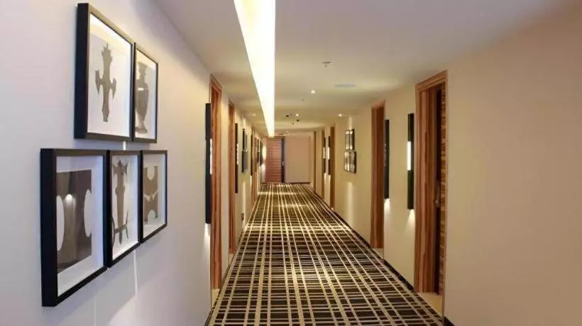 Echeng Hotel Qinzhou Bay Plaza East High Speed Railway Station