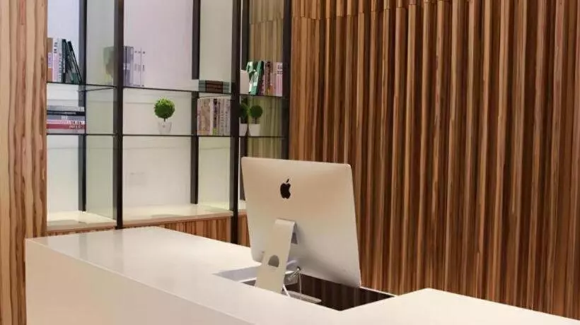 Echeng Hotel Qinzhou Bay Plaza East High Speed Railway Station