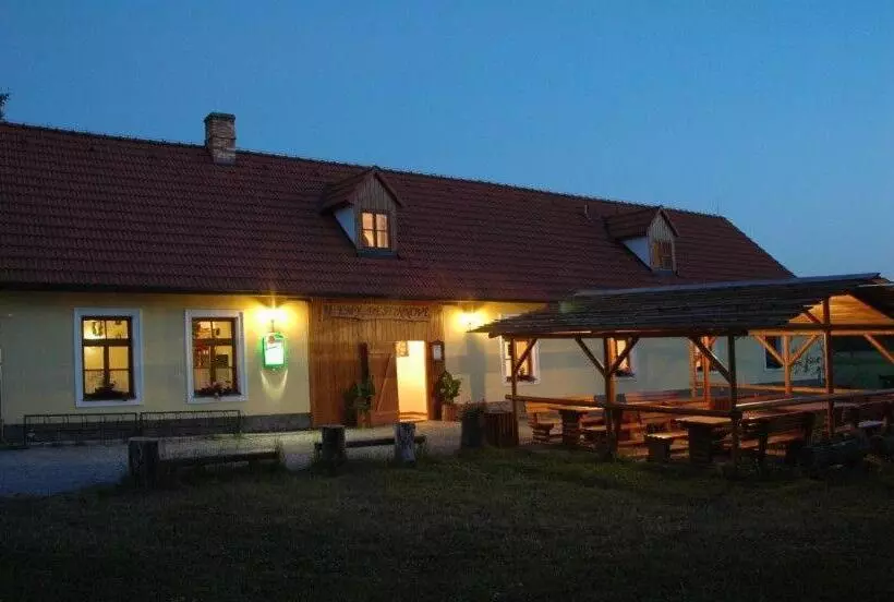 Retkeilymaja U Emy Destinnové