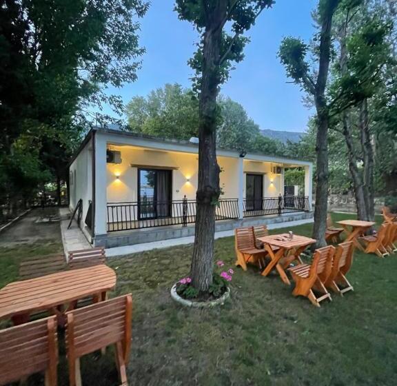 بنسيون Rrjolli Rooms