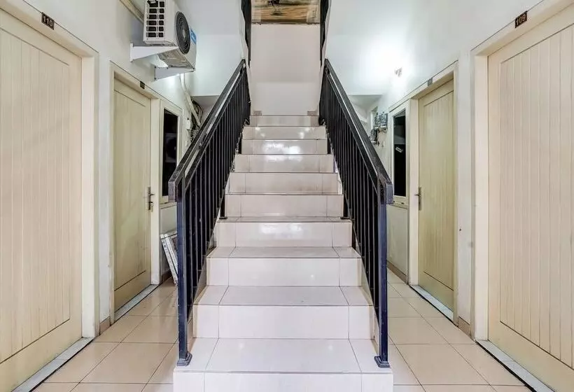 ホテル Oyo 91361 Benlin D Kost