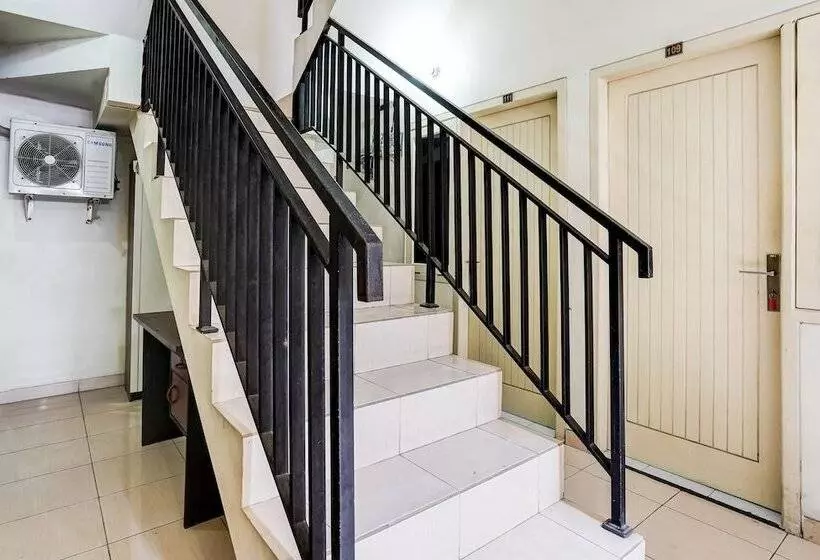 ホテル Oyo 91361 Benlin D Kost