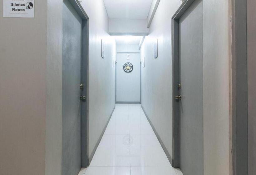 Отель Reddoorz @ P3k Suites Manila