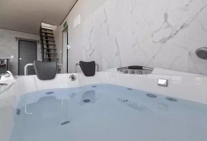 Majatalo Beotkkotgil Jinaseo