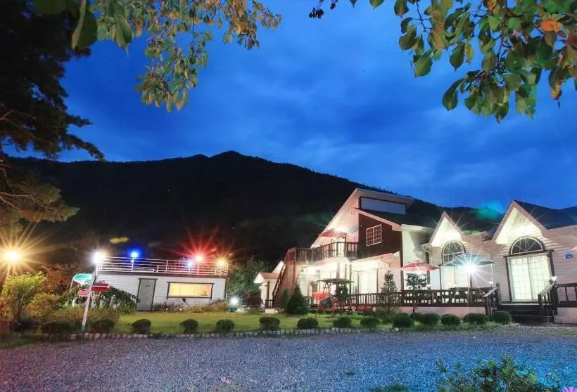 Majatalo Sangju Sogrisan Solhyanggipensyeon