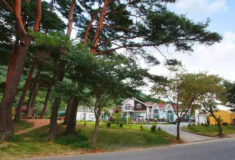 Majatalo Sangju Sogrisan Solhyanggipensyeon