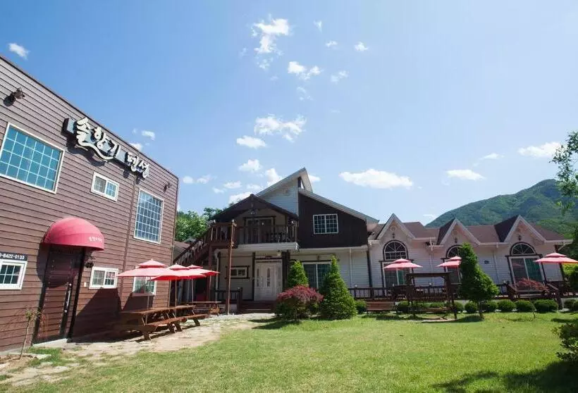 Majatalo Sangju Sogrisan Solhyanggipensyeon