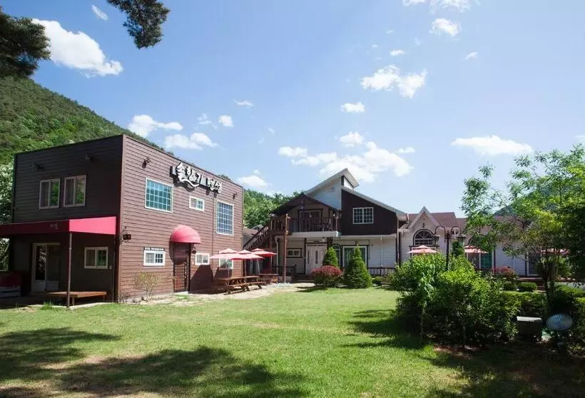 Majatalo Sangju Sogrisan Solhyanggipensyeon