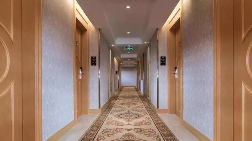 Vienna Hotel Shenzhen Qinghu Metro Station