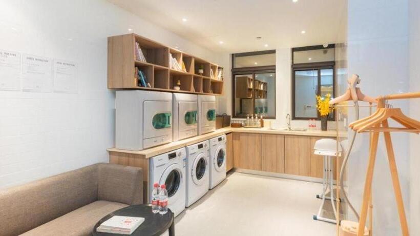 Atour Hotel Huzhou Changxing Changhai Road