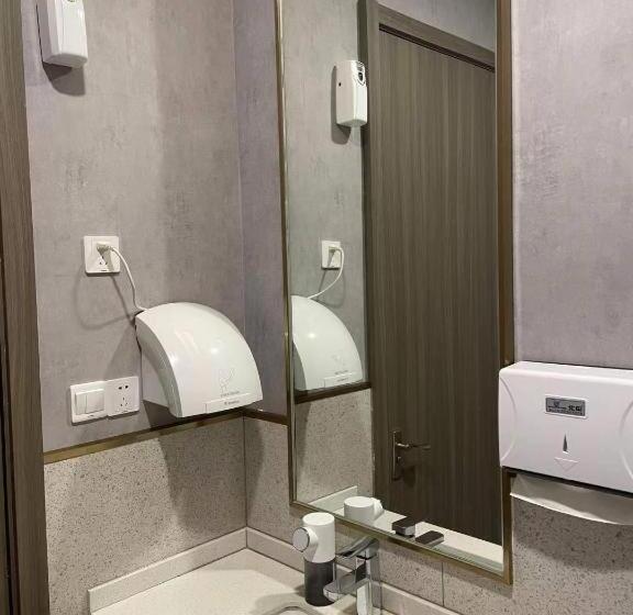 Hanting Hotel Shanghai Qilianshan Road Metro Station