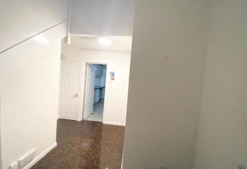 펜션 The Royal Boutique Heathrow Lodge By London