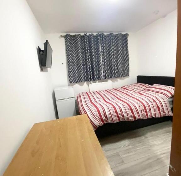 펜션 The Royal Boutique Heathrow Lodge By London