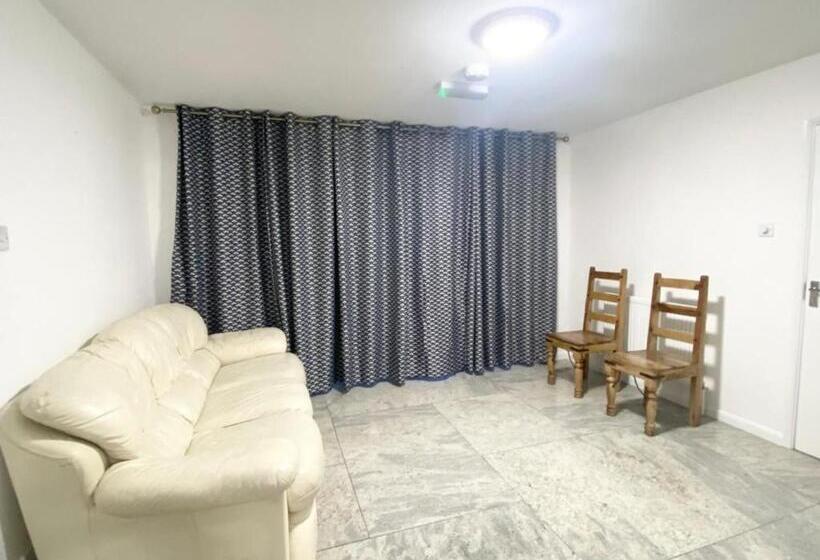 펜션 The Royal Boutique Heathrow Lodge By London