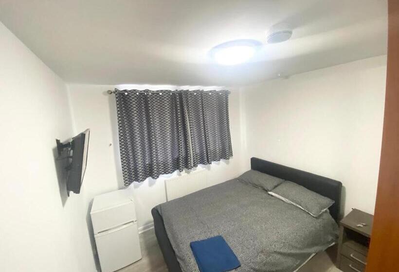 펜션 The Royal Boutique Heathrow Lodge By London