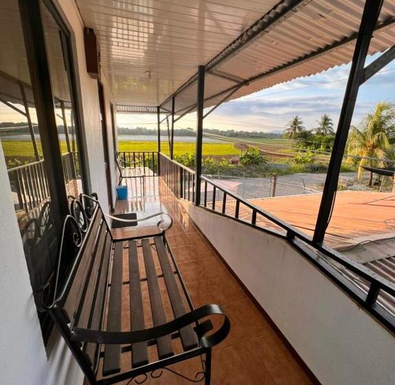 Bed and Breakfast Cabinas Playa Bandera