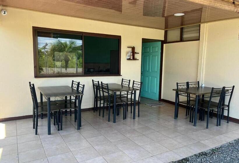 Bed and Breakfast Cabinas Playa Bandera