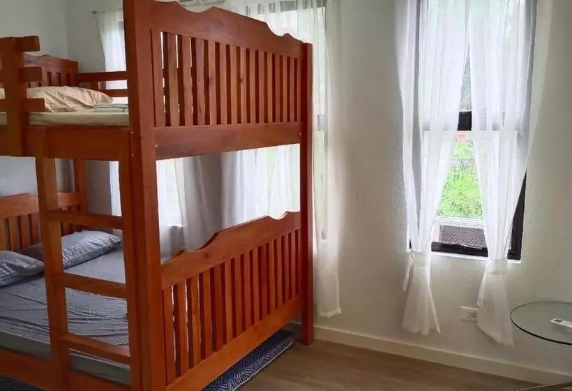 ペンション 40  Tv Karen  House Tagaytay