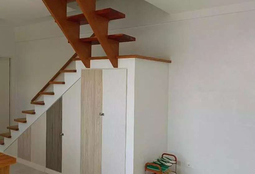 ペンション 40  Tv Karen  House Tagaytay