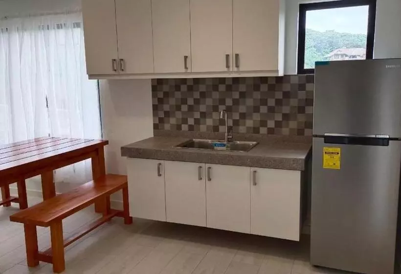 ペンション 40  Tv Karen  House Tagaytay
