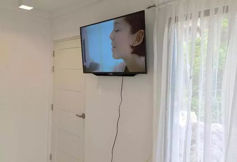 ペンション 40  Tv Karen  House Tagaytay