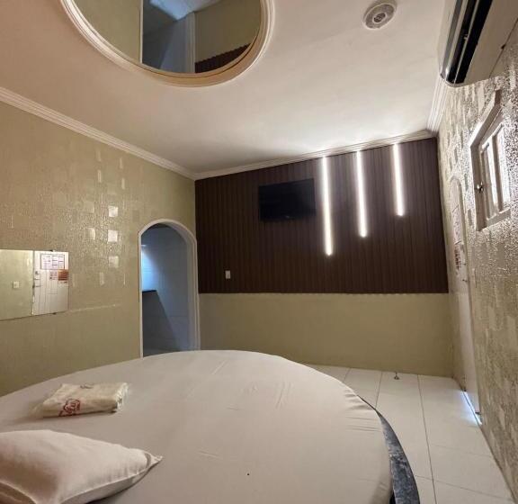 פנסיון Ellus Motel