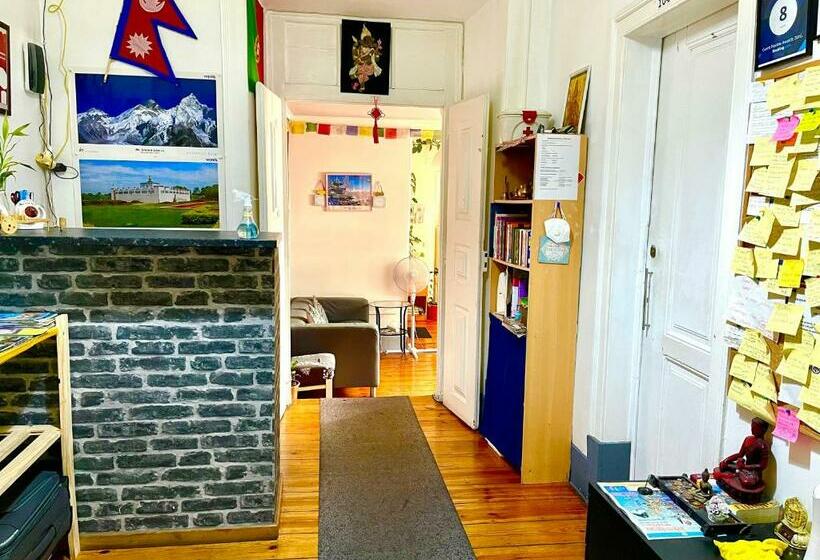 هاستل Asian Everest House
