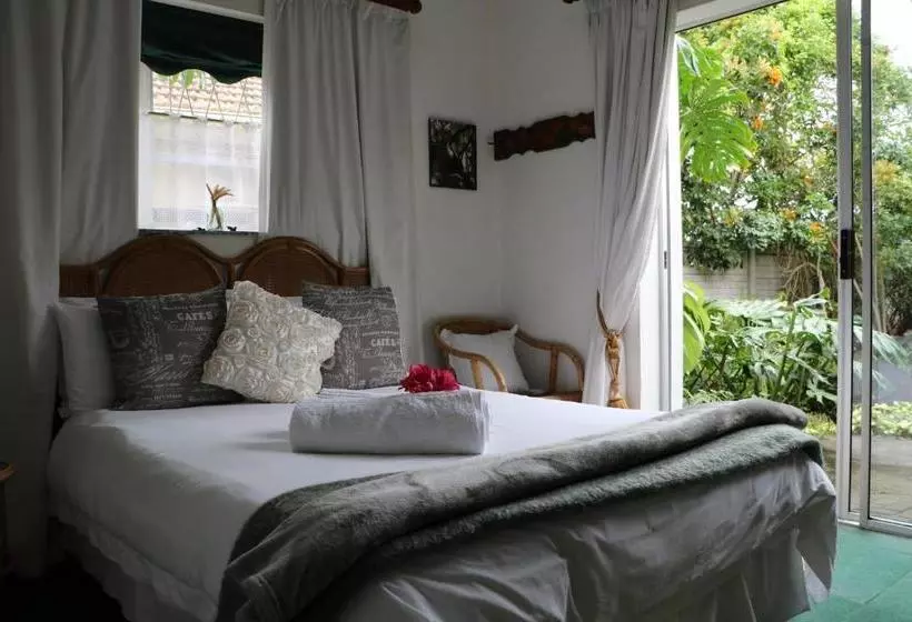تختخواب و صبحانه Forword's River Lodge