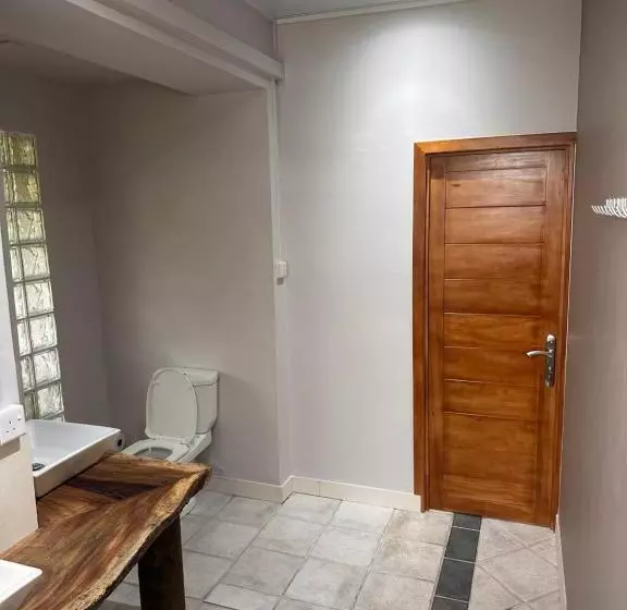 تختخواب و صبحانه Le Gite Du Bonheur Guest House & Car Rental